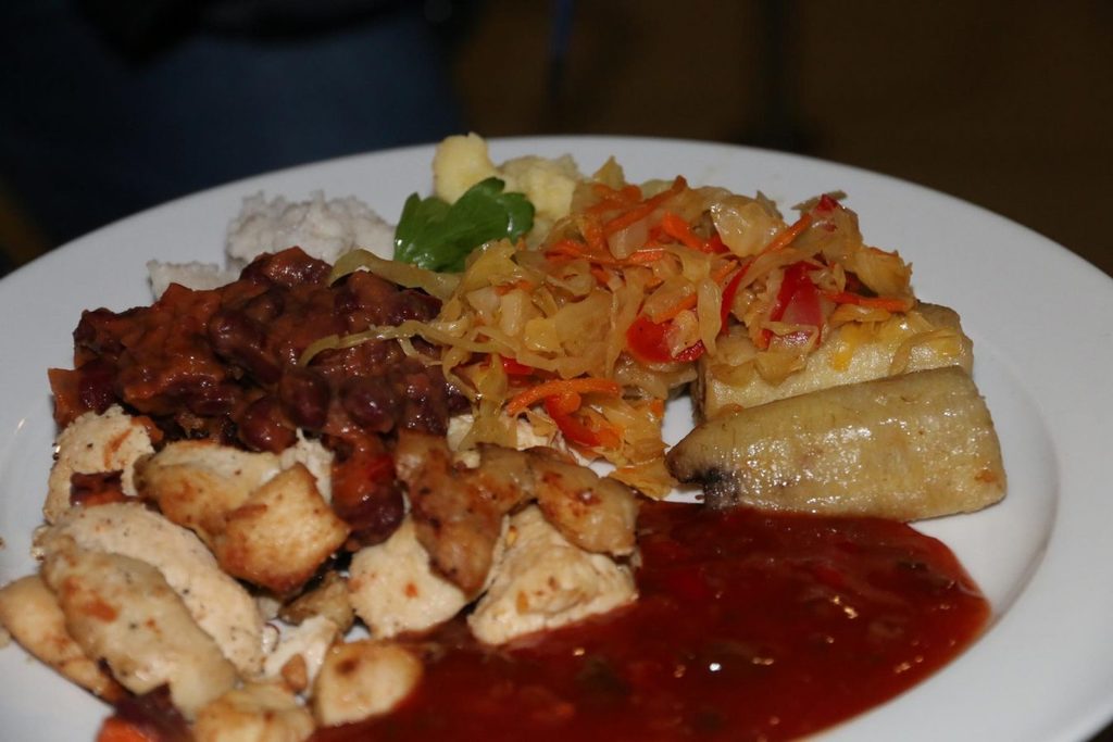 Ugali, Bohnen- und Krautgemüse und Tansania-Chicken