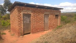 Die bisherigen Toiletten in der Nähe der Klassenzimmer können nicht mehr benutzt werden, weil sie kaputt sind.