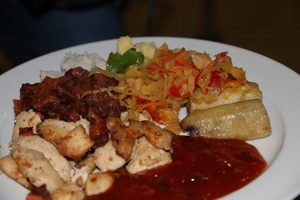 Ugali, Reis, Tansania-Chicken, Kraut- und Bohnengemüse