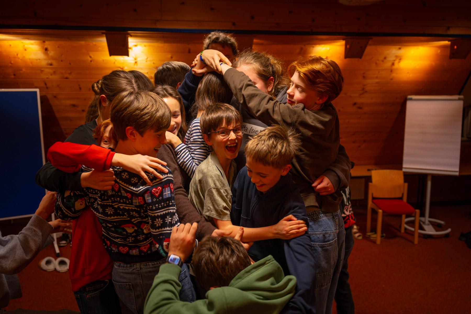 Schüler:innen der Tansania-AG bei einem Kooperationsspiel